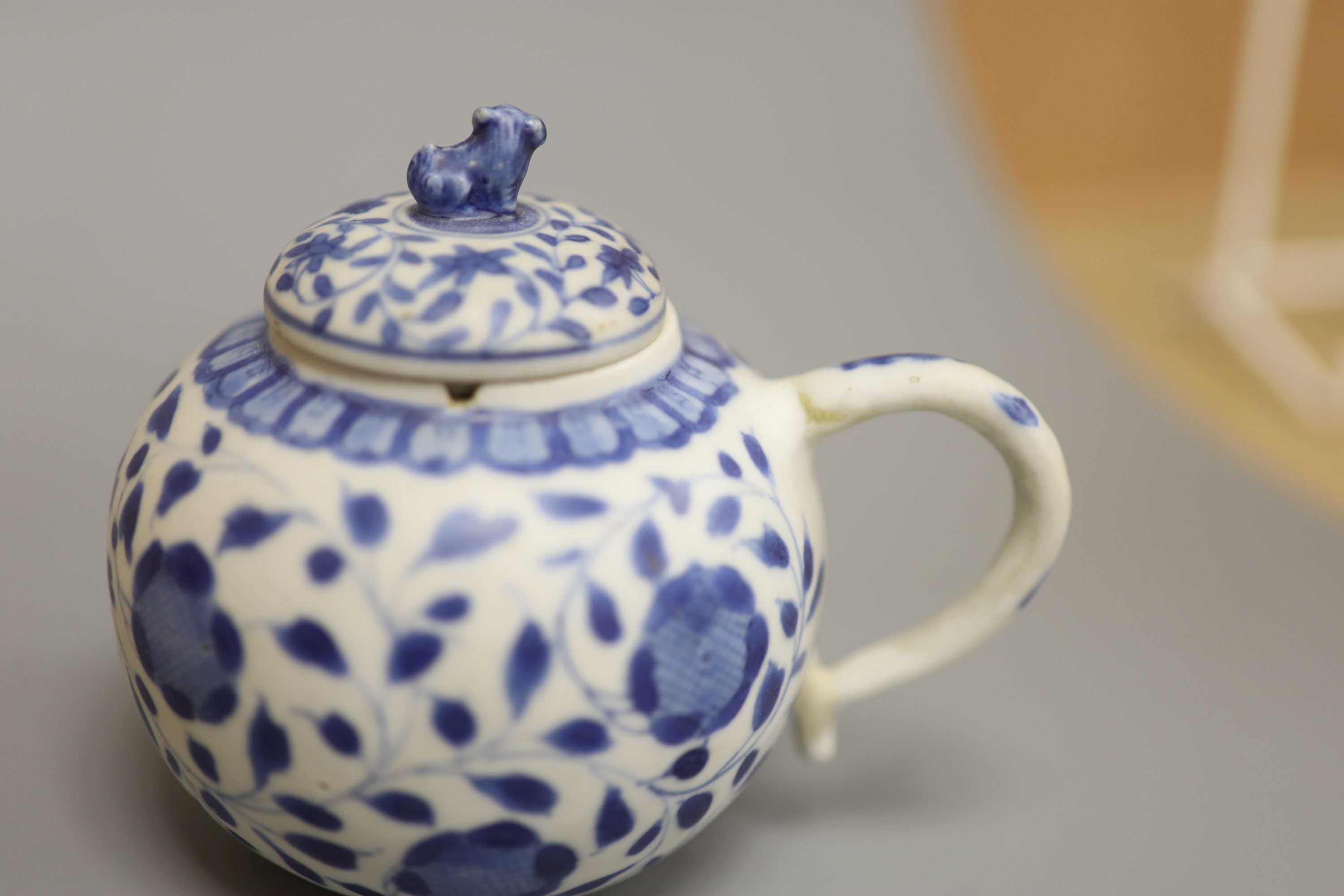 A Chinese Vungtao cargo blue and white mustard pot and cover, height 9cm